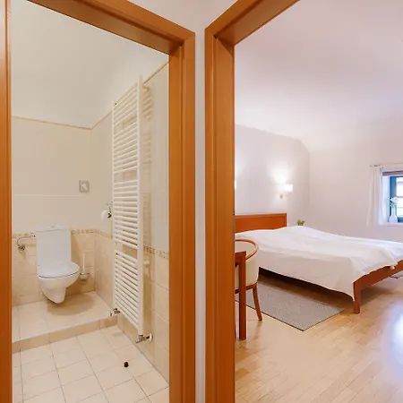 Pri Zabarju Konukevi