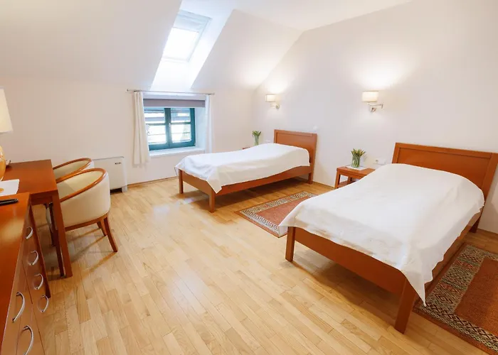 Pri Zabarju Πανσιόν