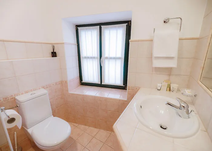 Pri Zabarju Πανσιόν